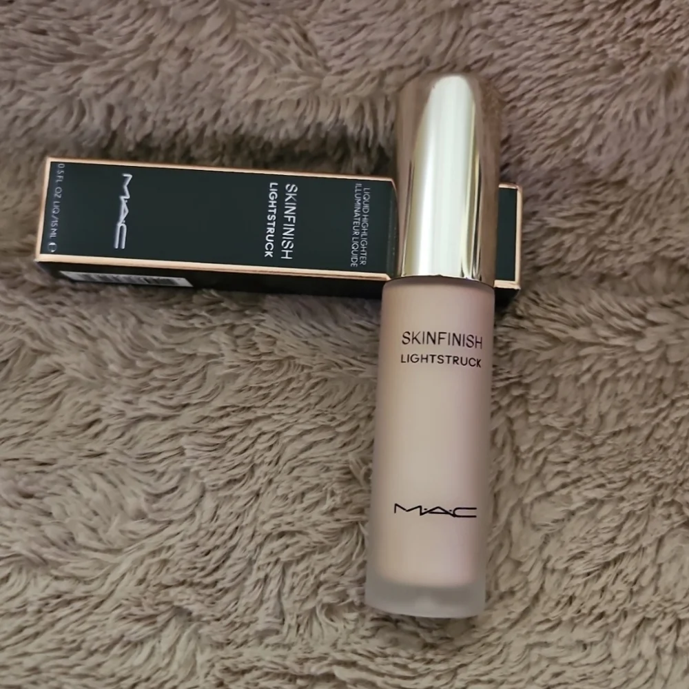 MAC Cosmetics Skinfinish Lightstruck Liquid Highlighter - Black & Rose Gold - Picture 3 of 3